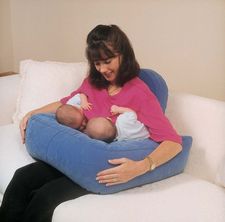 Allows tandem breastfeeding