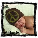 pinkaxle: brown hat green peace sign